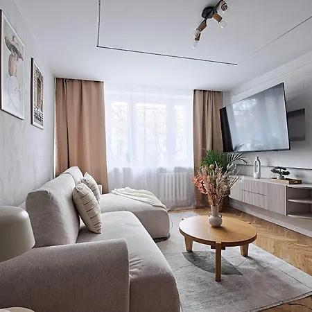 *top* Full Black Out A/c Fast Wi-fi, Standing Desk