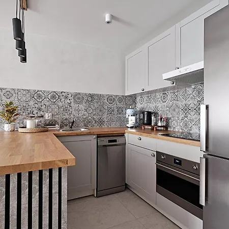 *top* Full Black Out A/c Fast Wi-fi, Standing Desk 公寓