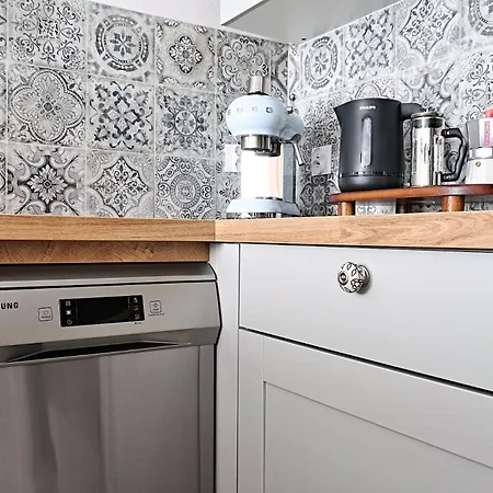 Διαμέρισμα *top* Full Black Out A/c Fast Wi-fi, Standing Desk *