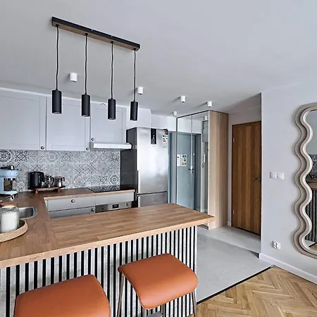 *top* Full Black Out A/c Fast Wi-fi, Standing Desk *