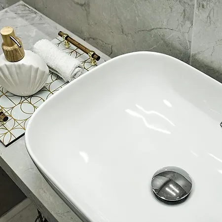 *top* Full Black Out A/c Fast Wi-fi, Standing Desk