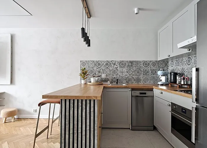 *top* Full Black Out A/c Fast Wi-fi, Standing Desk Apartment *