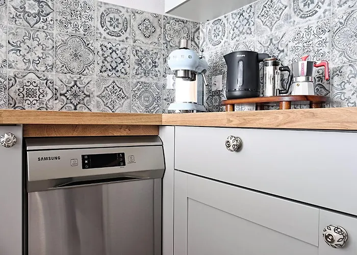 Apartment *top* Full Black Out A/c Fast Wi-fi, Standing Desk *