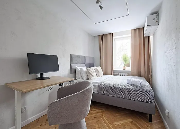 *top* Full Black Out A/c Fast Wi-fi, Standing Desk Apartment