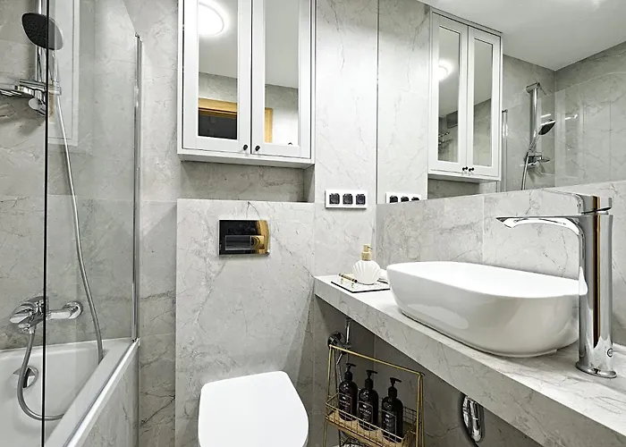 *top* Full Black Out A/c Fast Wi-fi, Standing Desk Apartment