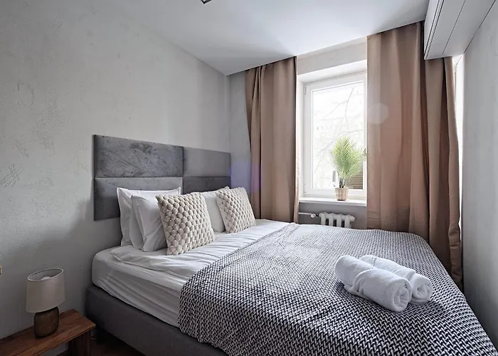 *top* Full Black Out A/c Fast Wi-fi, Standing Desk * Warsaw