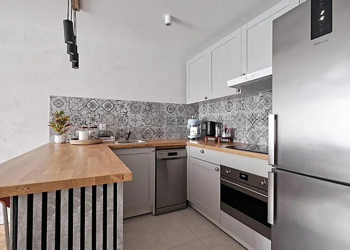 *top* Full Black Out A/c Fast Wi-fi, Standing Desk Apartment