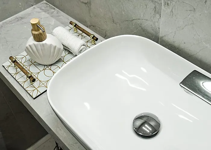 *top* Full Black Out A/c Fast Wi-fi, Standing Desk