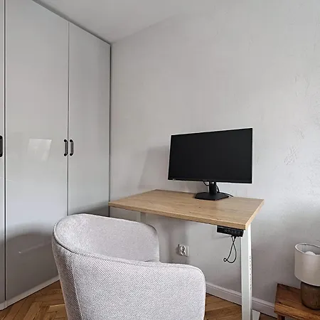 *top* Full Black Out A/c Fast Wi-fi, Standing Desk Lägenhet *